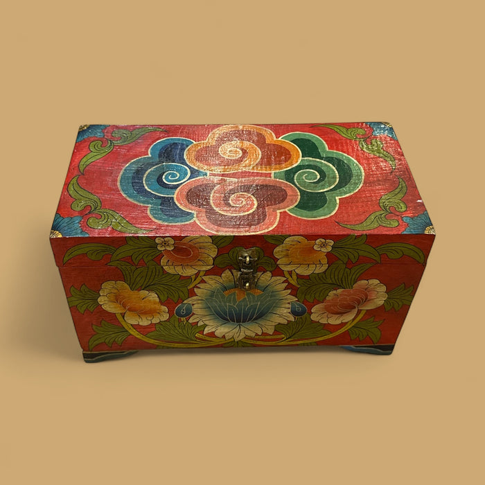 Baule tibetane a fiori di lotto e nuvola