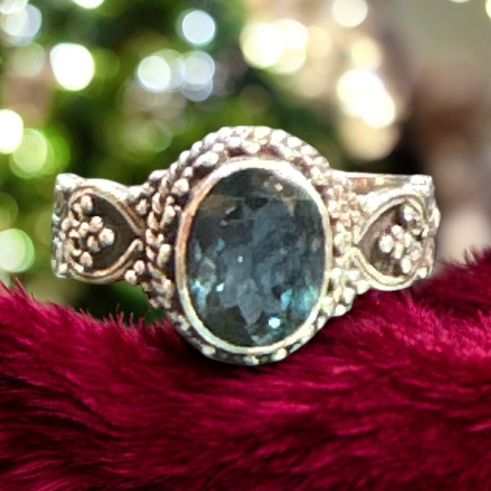 Anello con blue topazio( taglia unica)