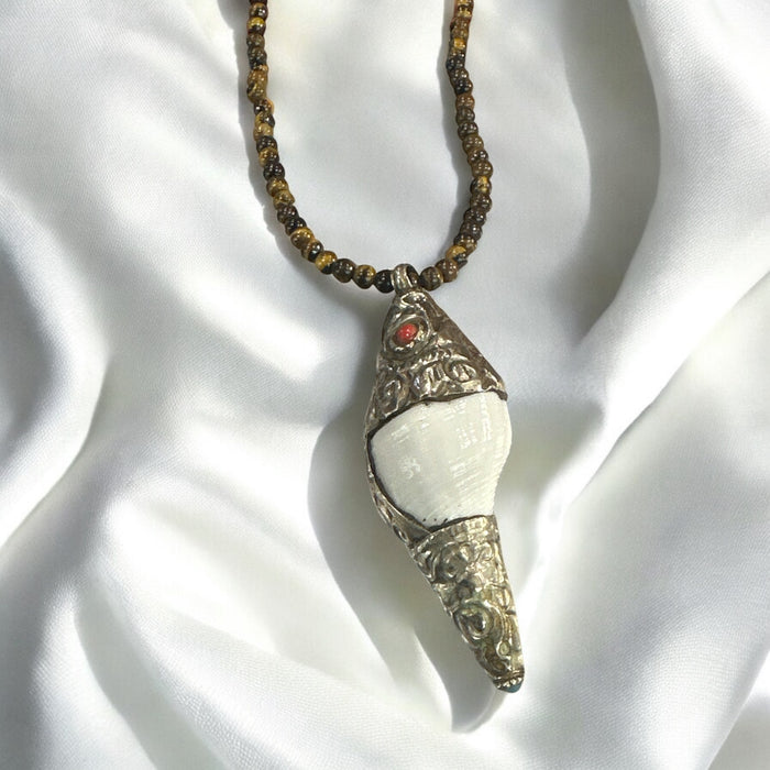 Collana tibetana con conchiglia e pietra occhio di tigre