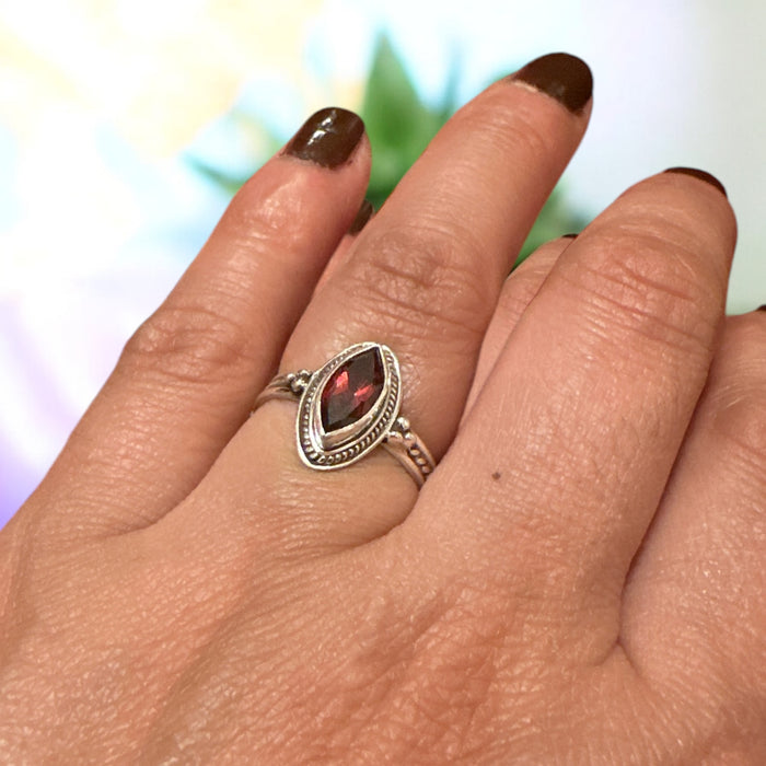 Anello  di argento con  granato