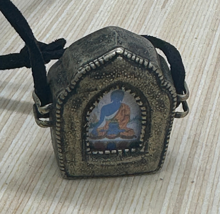 Gau tibetano con buddha della Medicina