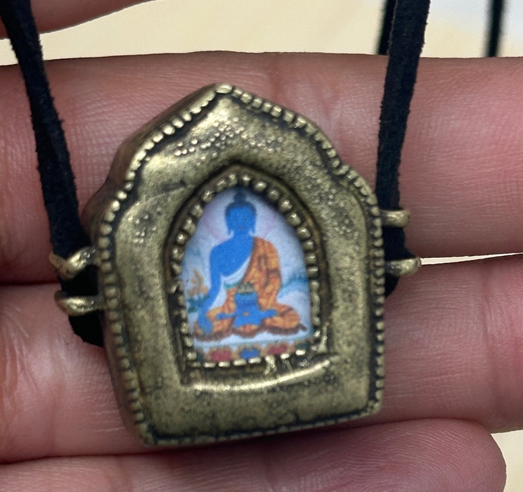 Gau tibetano con buddha della Medicina