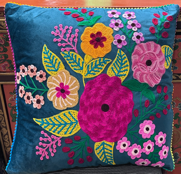 Cuscino con fiori ricamato