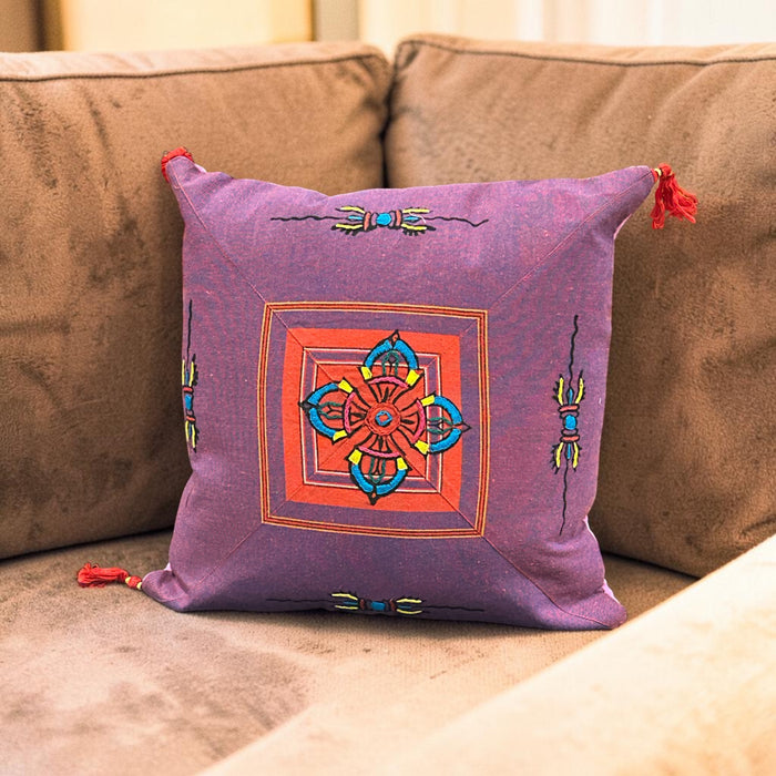 Cuscino con doppio vajra ricamato