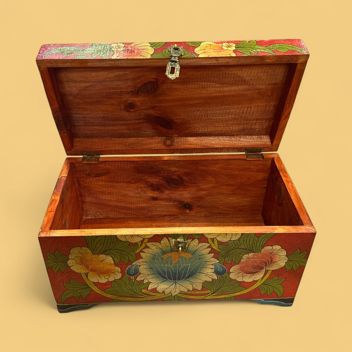 Baule tibetane a fiori di lotto e nuvola
