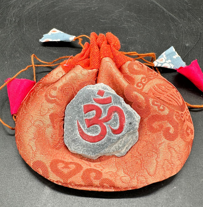 Om con sacchetto di seta