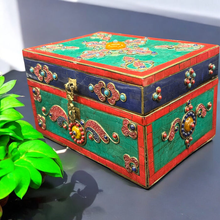 Baule tibetano con legno e piertri