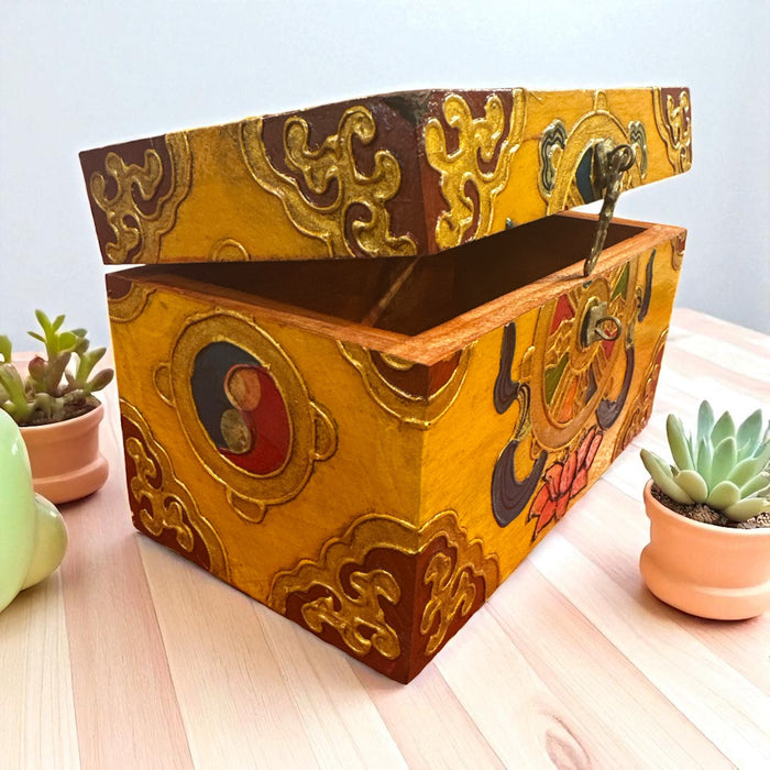 Scatola di legno a  conchiglia e dharmachakra