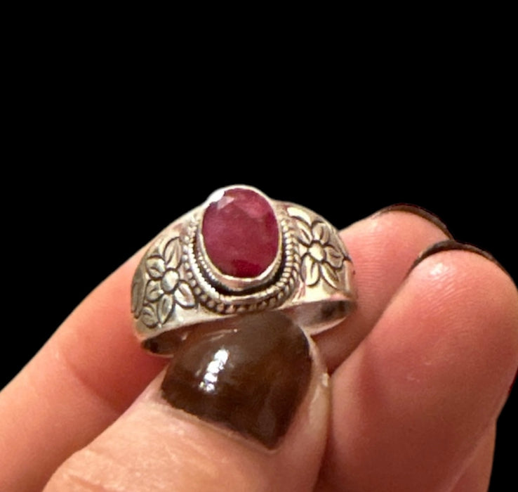 Anello di argento con radice di rubino