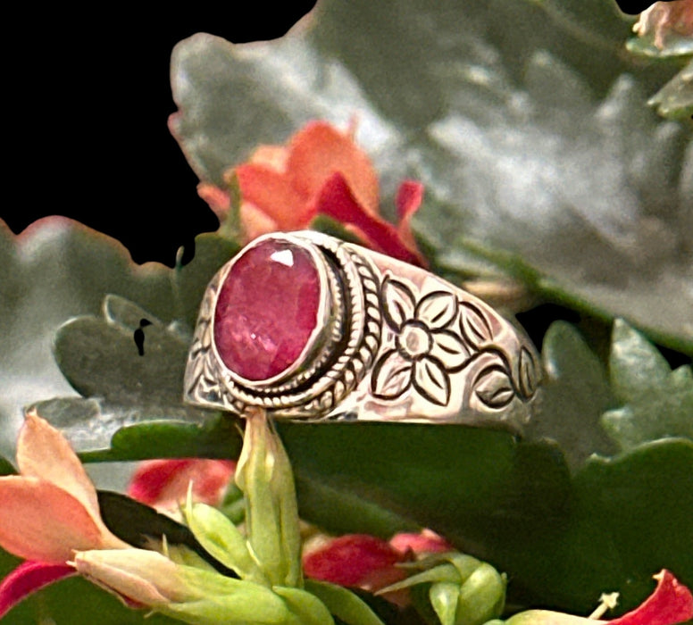 Anello di argento con radice di rubino