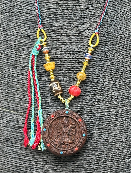 Collana a tara verde e osteologia mandala ( legno)