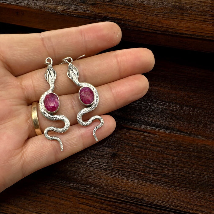 Orecchini con radice di rubino e serpente (argento)