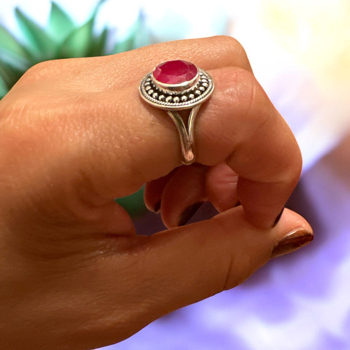 Anello di argento con radice di rubino