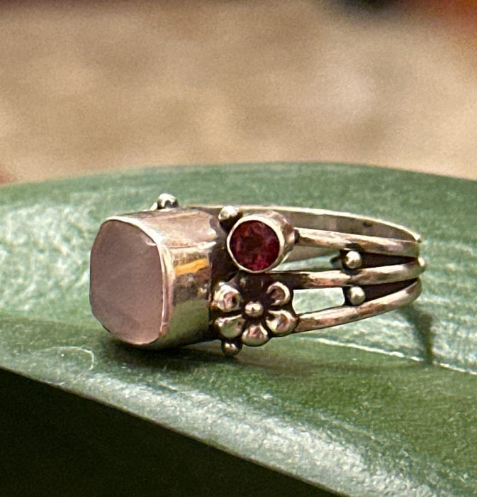 Anello di quarzo rosa e granato (taglia unica)