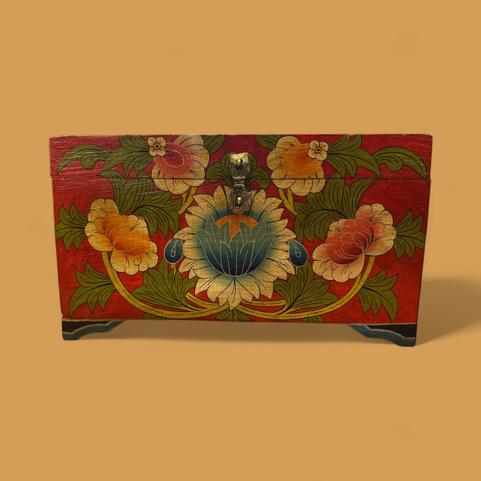 Baule tibetane a fiori di lotto e nuvola