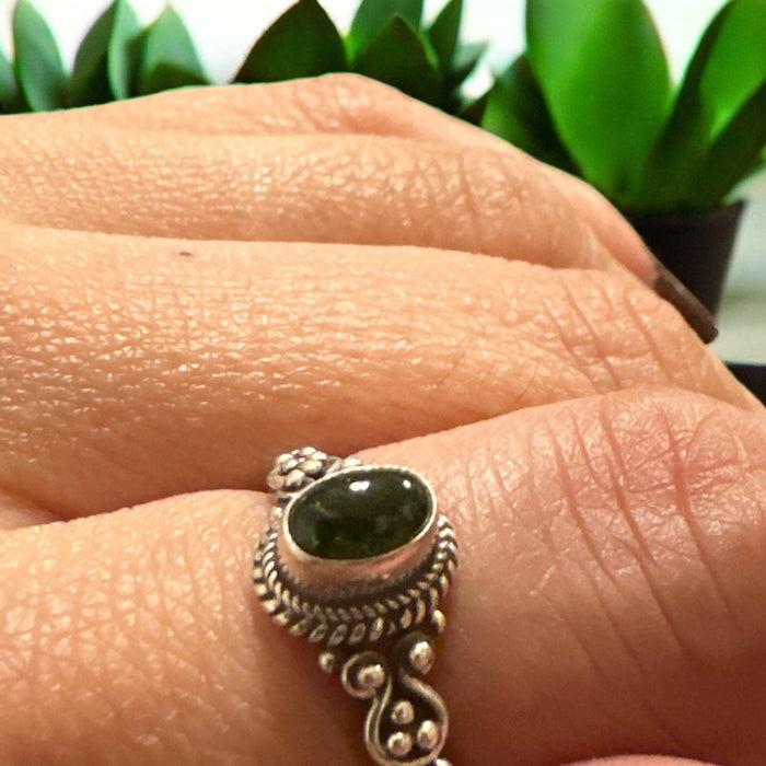 Anello di argento con opale verde scuro
