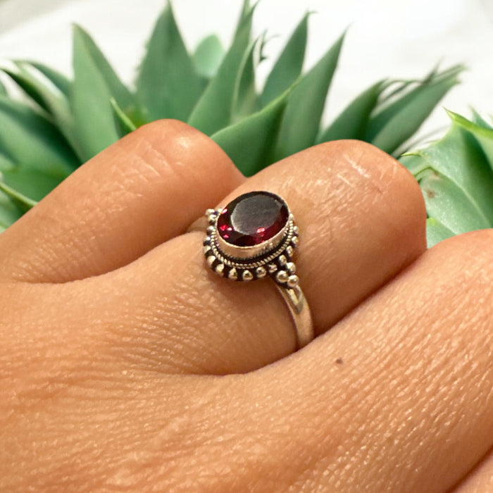 Anello di argento con granato