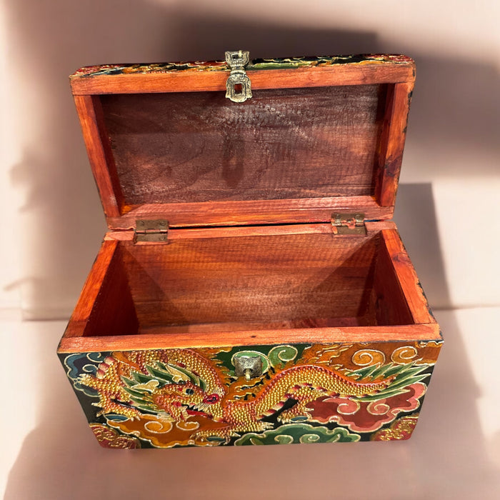 Baule con dragone tibetane