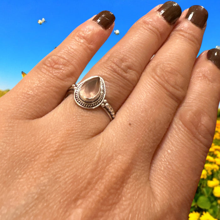 Anello di argento con quarzo rosa
