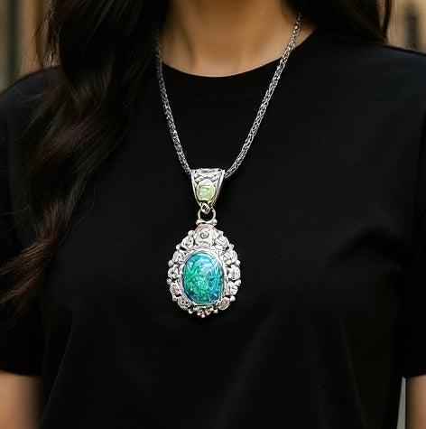 Pendant with iridescent green opal - 925 silver