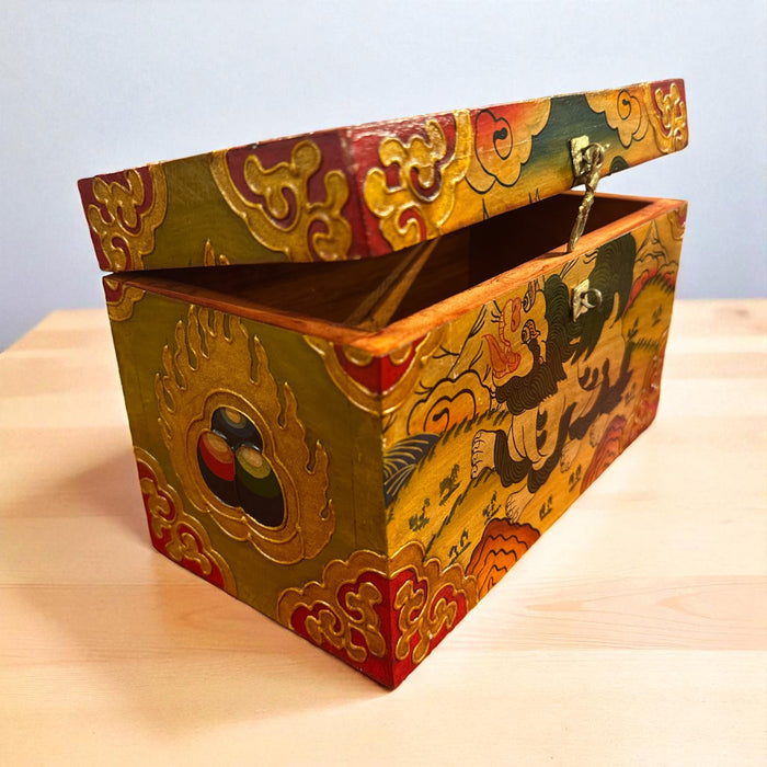 Scatola di legno con leone