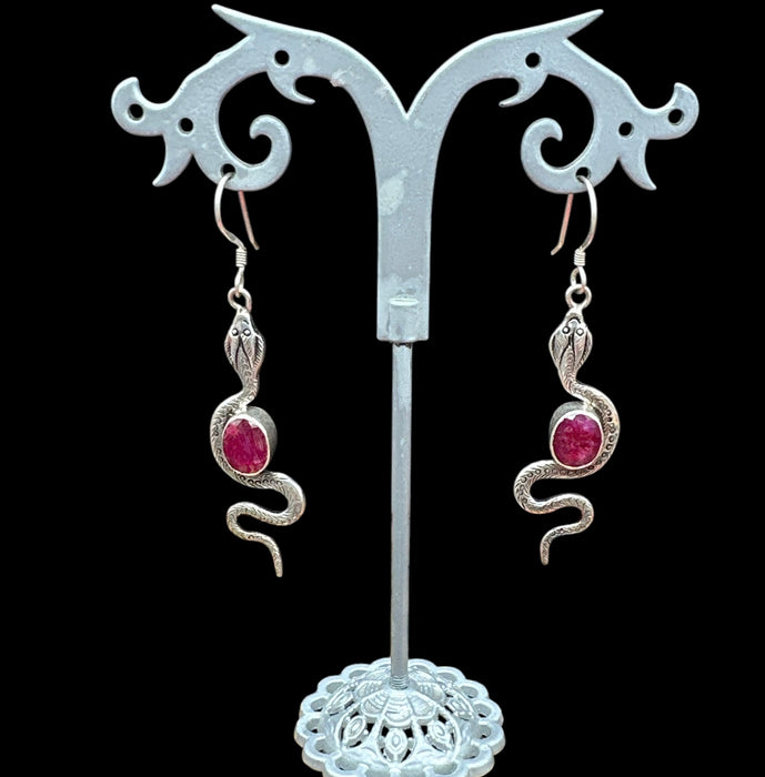 Orecchini con radice di rubino e serpente (argento)