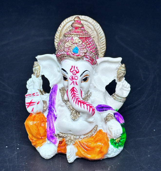 Ganesh con implementi