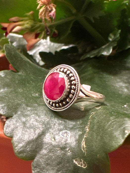 Anello di argento con radice di rubino