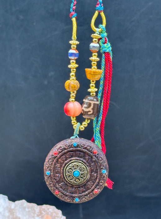 Collana a tara verde e osteologia mandala ( legno)
