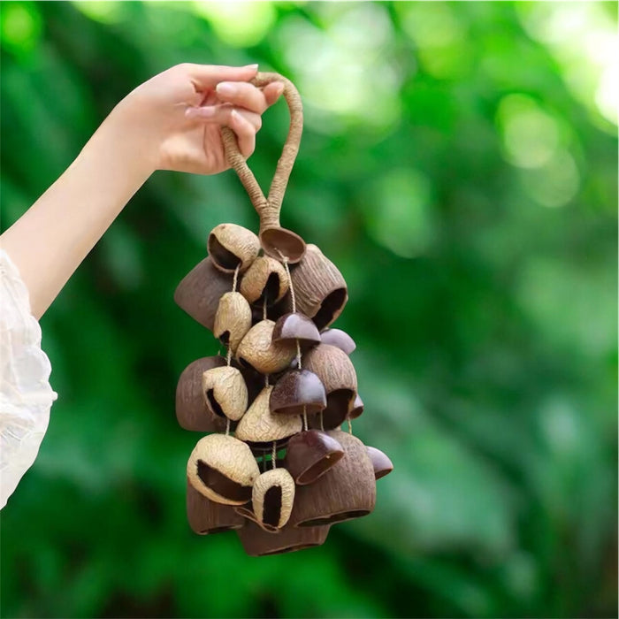 Campanello a mano con tre gusci di frutta
