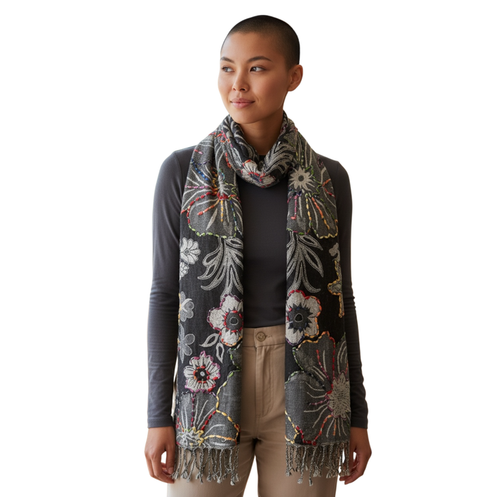 Sciarpa di lana ricamata