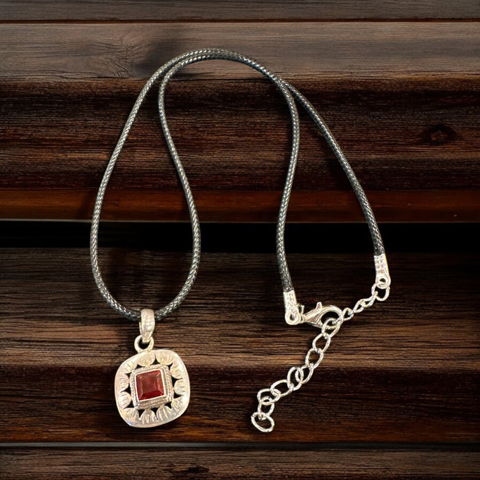 Collana a catena in oro 18 carati con pendente Reiki Chakra a punta Collana a catena in oro 18 carati con pendente Reiki Chakra a punta