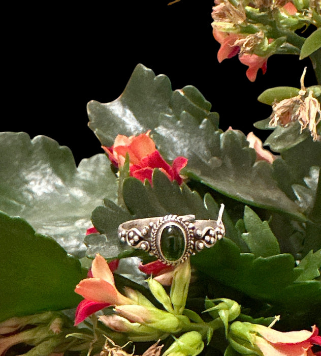 Anello di argento con opale verde scuro