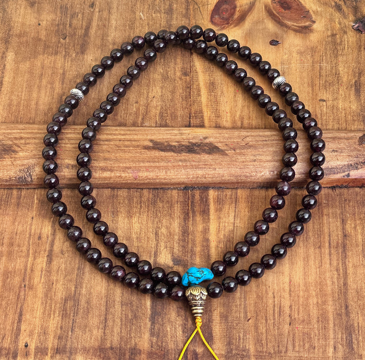 Mala in granato e guru fiori di lotto