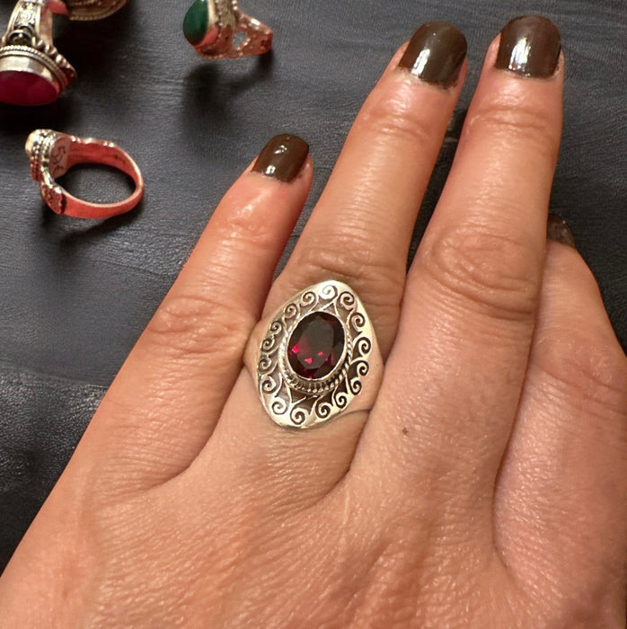 Anello di argento con granato