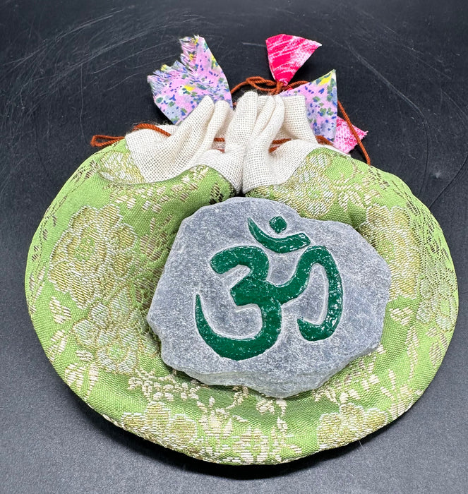 Om con sacchetto di seta