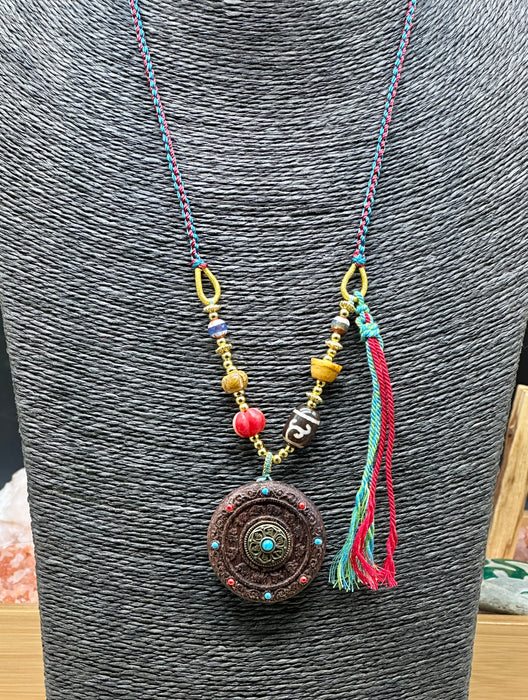 Collana a tara verde e osteologia mandala ( legno)