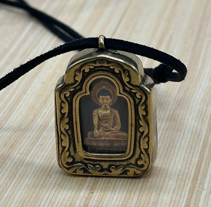 Gau tibetano con Buddha Amitabha