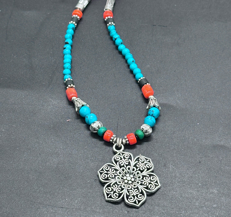 Collana tibetana con turchese a fiori di lotto