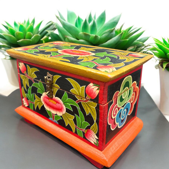 Baule tibetano con fiori di lotto