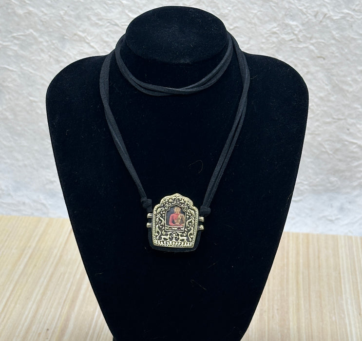 Gau tibetano con Buddha Shakyamuni