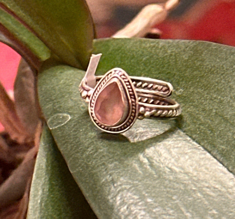Anello di argento con quarzo rosa