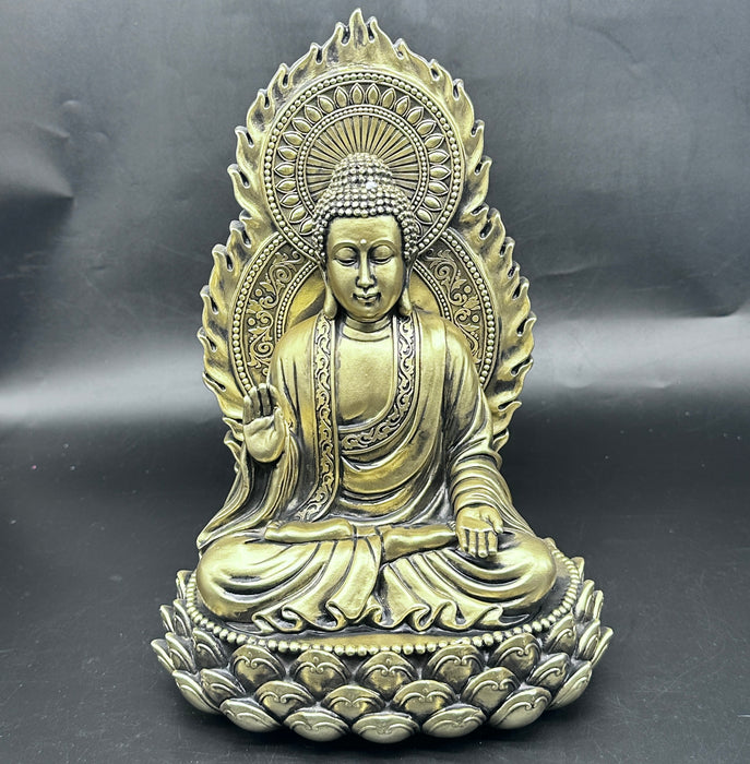 Buddha su trono color oro