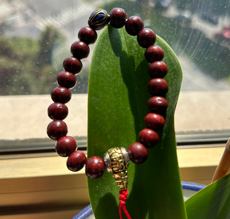 Bracciale a sandalo con guru scritta mantra