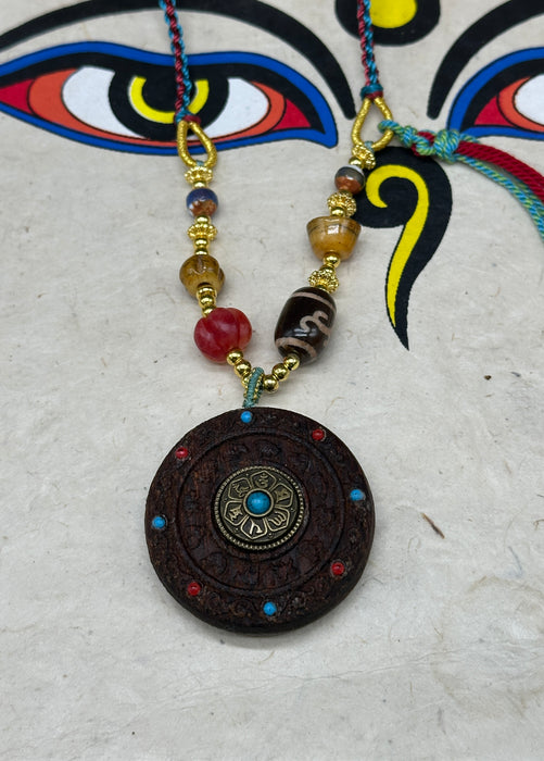Collana a tara verde e osteologia mandala ( legno)