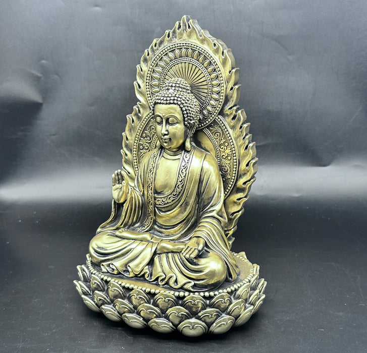 Buddha su trono color oro