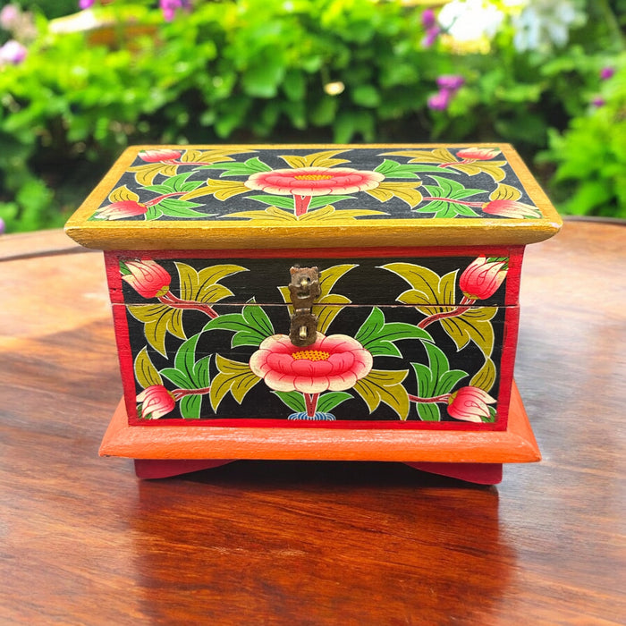 Baule tibetano con fiori di lotto