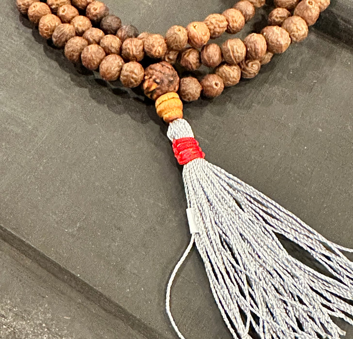 Mala semi di rudraksha con nappa