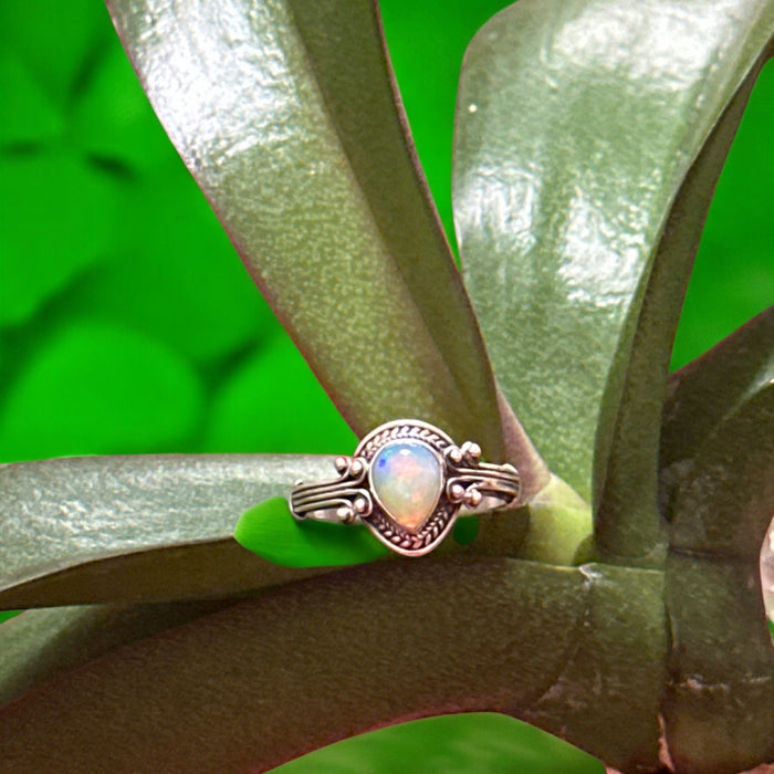 Anello di argento con opale bianco