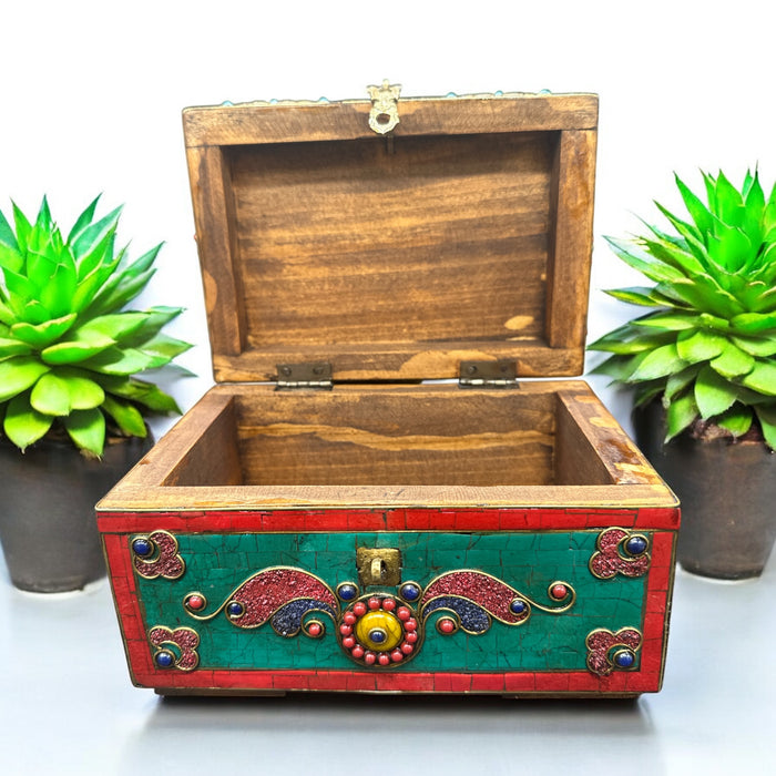 Baule tibetano con legno e piertri
